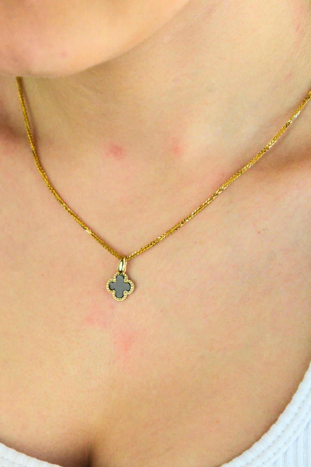 Elegancka złota zawieszka w kształcie kwiatkakoniczynki z czarnym onyksem. Biżuteria z żółtego złota próby 585, diamentowana, idealna na prezent. Cena bez łańcuszka.1.jpg